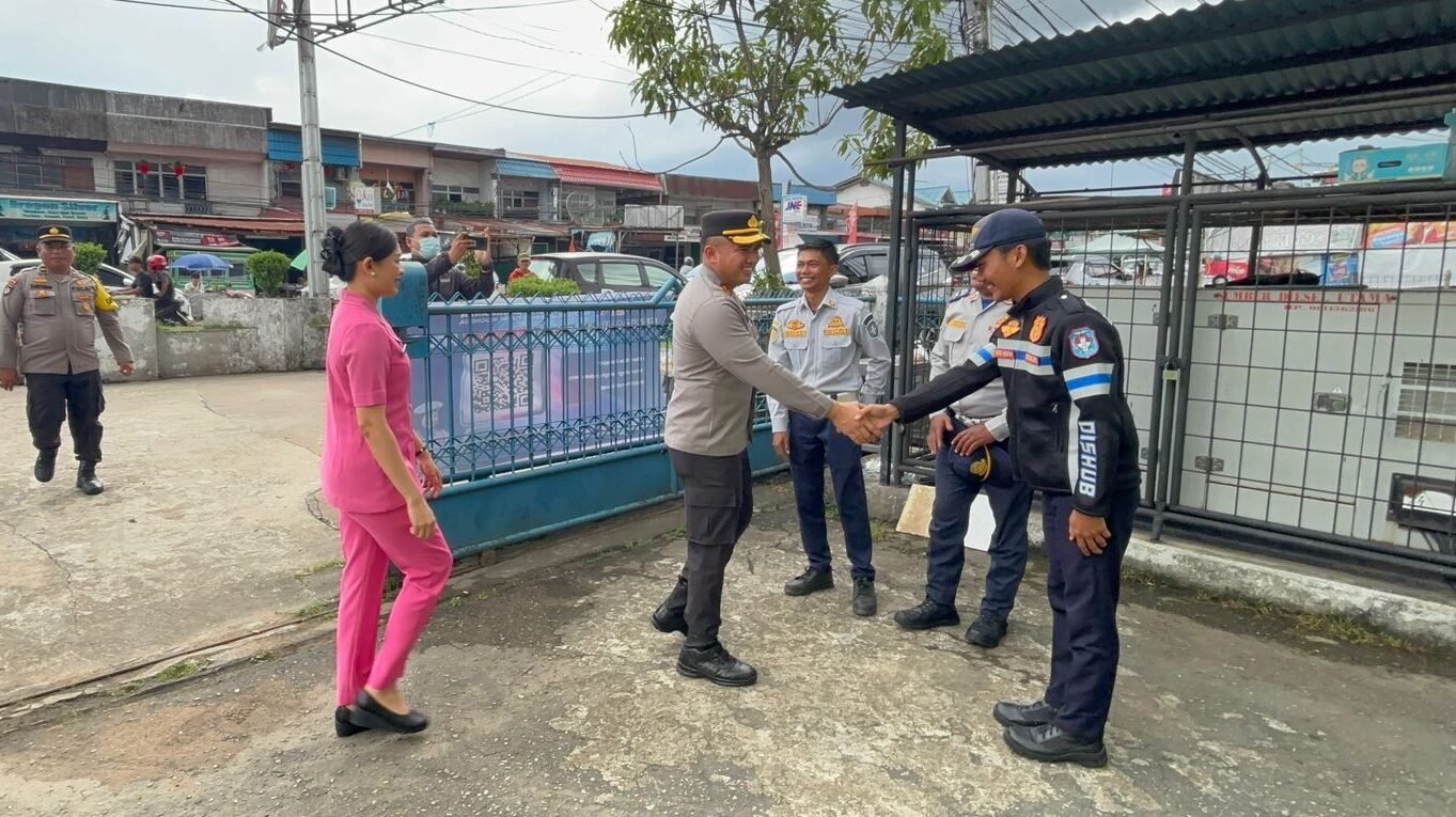 Kapolres Kubu Raya beserta jajaran saat melakukan peninjauan dan memberikan tali asih kepada personel gabungan yang bertugas di Pos Pengamanan Parit Baru.