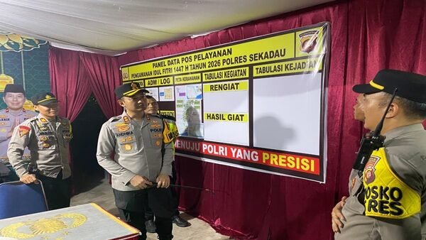 Kapolres Sekadau AKBP Andhika Wiratama saat meninjau langsung kesiapan personel di salah satu Pos Pengamanan menjelang arus mudik Lebaran.
