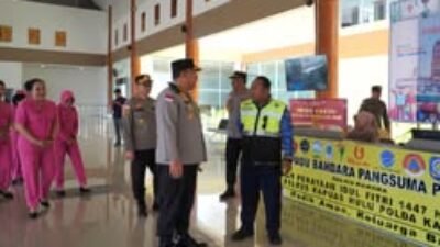 Kapolres Kapuas Hulu, AKBP Roberto Aprianto Uda, saat meninjau dan memberikan arahan kepada personel gabungan di Pos Pelayanan Terminal Badau menjelang arus mudik Lebaran.