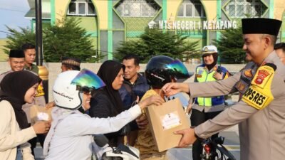 Kapolres Ketapang AKBP Muhammad Harris memberikan paket takjil kepada pengendara motor di depan MTs Negeri 1 Ketapang. (Dok. HO/Faktakalbar.id)