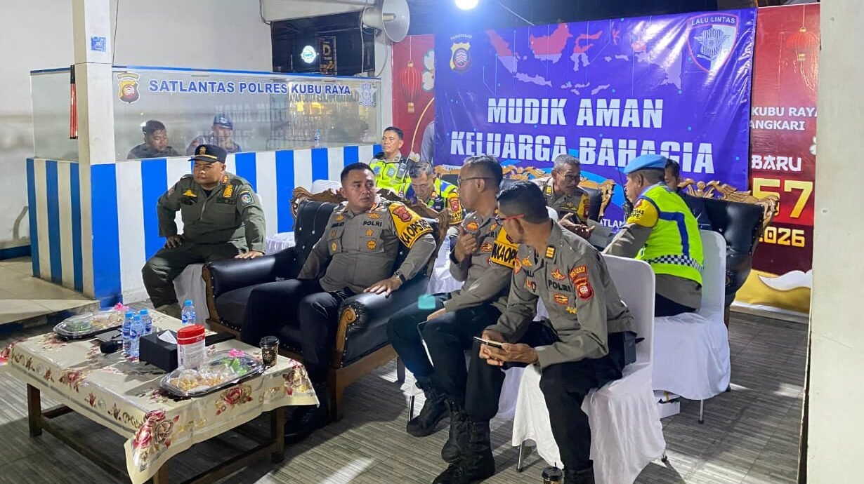 "Kapolres Kubu Raya Kadek Ary Mahardika instruksikan personel siaga penuh pada malam takbiran 1447 H. Fokus pada Kamtibmas dan pengawasan distribusi BBM."