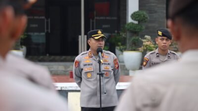 Kapolres Melawi AKBP Harris Batara Simbolon saat memimpin apel pagi jam pimpinan di Lapangan Bhayangkara guna memberikan arahan kedisiplinan personel.