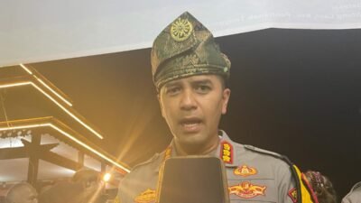 "Kapolresta Pontianak soroti kendala transportasi sebagai penyebab antrean panjang di SPBU. Polisi terjunkan personel untuk jaga ketertiban di lokasi pengisian BBM."