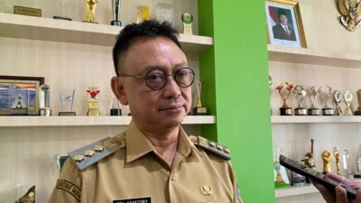 "Wali Kota Pontianak, Edi Rusdi Kamtono menegaskan akan menindak tegas pelaku pembakaran lahan di kawasan kota dengan melibatkan kepolisian hingga sanksi penyegelan. "