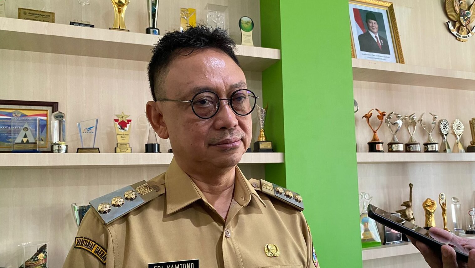 "Wali Kota Pontianak, Edi Rusdi Kamtono menegaskan akan menindak tegas pelaku pembakaran lahan di kawasan kota dengan melibatkan kepolisian hingga sanksi penyegelan. "