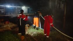 "Gudang penyimpanan Olimpic di Desa Limbung, Kubu Raya, hangus terbakar hingga rata dengan tanah pada Selasa (3/3/2026). Simak kronologi dan penanganan damkar di lokasi."