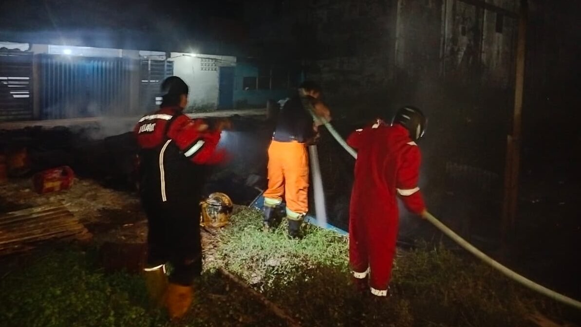 "Gudang penyimpanan Olimpic di Desa Limbung, Kubu Raya, hangus terbakar hingga rata dengan tanah pada Selasa (3/3/2026). Simak kronologi dan penanganan damkar di lokasi."