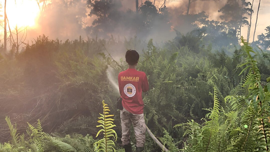 Tim pemadam kebakaran Parit Haji Muksin memadamkan api yang membakar hutan dan lahan di Desa Punggur Kecik Kabupaten Kubu Raya. (Dok: HO/Faktakalbar.id)