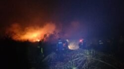 Tim gabungan berupaya memadamkan kebakaran lahan gambut di Kecamatan Anjongan, Kabupaten Mempawah, yang nyaris merambat ke jalan raya.