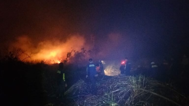 Tim gabungan berupaya memadamkan kebakaran lahan gambut di Kecamatan Anjongan, Kabupaten Mempawah, yang nyaris merambat ke jalan raya.