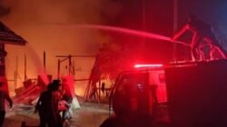 Suasana upaya pemadaman oleh petugas pemadam kebakaran gabungan pada insiden yang menghanguskan sebuah tempat usaha mebel di Jalan Aneka, Kota Mempawah.