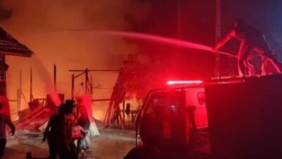 Suasana upaya pemadaman oleh petugas pemadam kebakaran gabungan pada insiden yang menghanguskan sebuah tempat usaha mebel di Jalan Aneka, Kota Mempawah.