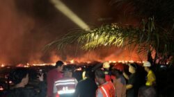 Kepolisian Resor Ketapang menyelidiki penyebab kebakaran yang menghanguskan bangunan kosong Mess PT Suka Jaya Makmur setelah petugas memadamkan api. (Dok: HO/Faktakalbar.id)