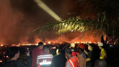 Kepolisian Resor Ketapang menyelidiki penyebab kebakaran yang menghanguskan bangunan kosong Mess PT Suka Jaya Makmur setelah petugas memadamkan api. (Dok: HO/Faktakalbar.id)