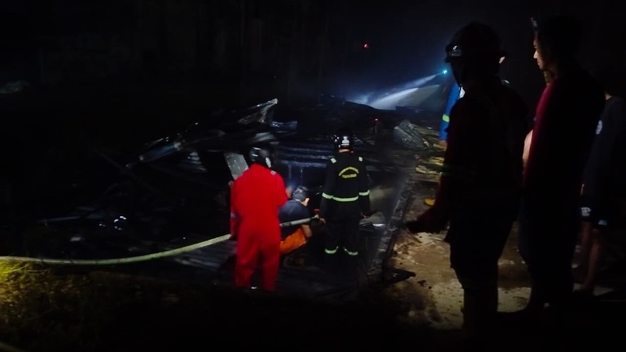 Petugas pemadam kebakaran berusaha memadamkan kobaran api yang menghanguskan gudang produksi kasur milik PT Putra Borneo Barat di kawasan industri Sungai Raya.