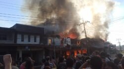 "Kebakaran hebat melanda kawasan Pasar Sosok, Tayan Hulu, Sanggau pada Minggu (22/3) dini hari. Sedikitnya tujuh rumah warga hangus terbakar dan arus lalu lintas sempat macet."