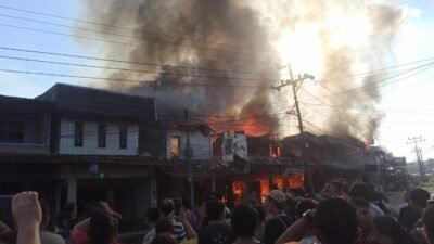 "Kebakaran hebat melanda kawasan Pasar Sosok, Tayan Hulu, Sanggau pada Minggu (22/3) dini hari. Sedikitnya tujuh rumah warga hangus terbakar dan arus lalu lintas sempat macet."