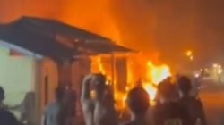 "Terjadi kebakaran di Desa Gonis Tekam, Sekadau Hilir, pada Selasa (24/3) malam. Belum ada laporan mengenai penyebab dan total kerugian akibat insiden ini."