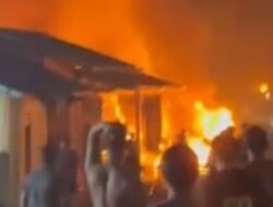 Kebakaran Melanda Kawasan Desa Gonis Tekam Sekadau Hilir Selasa Malam