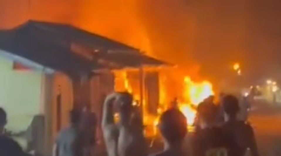 "Terjadi kebakaran di Desa Gonis Tekam, Sekadau Hilir, pada Selasa (24/3) malam. Belum ada laporan mengenai penyebab dan total kerugian akibat insiden ini."