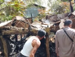 Tungku Kayu Lupa Dimatikan, Sebuah Rumah Petani Lansia di Kapuas Hulu Ludes Terbakar