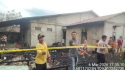 Petugas kepolisian jajaran Polsek Menyuke saat mendatangi dan mengamankan lokasi kebakaran rumah warga di Dusun Bentinga, Kabupaten Landak.
