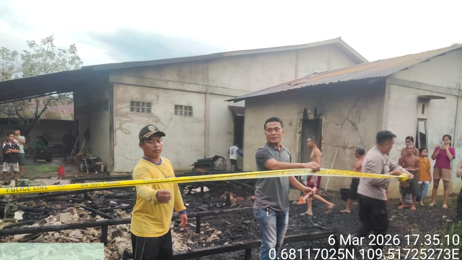 Petugas kepolisian jajaran Polsek Menyuke saat mendatangi dan mengamankan lokasi kebakaran rumah warga di Dusun Bentinga, Kabupaten Landak.