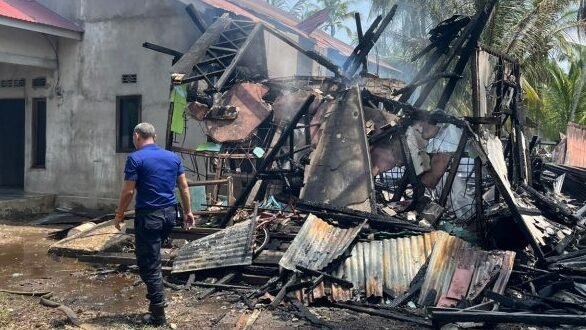 Kondisi sisa bangunan pasca-kebakaran rumah kontrakan di Kelurahan Pasir Wan Salim. (Dok. Polres Mempawah)