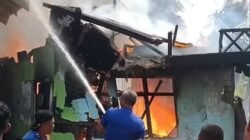 Petugas BPBD Mempawah berupaya memadamkan api yang menghanguskan bangunan dua lantai di Kelurahan Pasir Wan Salim pada Kamis (26/3/2026) pagi.