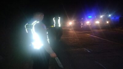 Petugas Satlantas Polres Sekadau saat melakukan olah tempat kejadian perkara (TKP) kecelakaan lalu lintas antara dua sepeda motor di Jalan Raya Sekadau-Sintang.