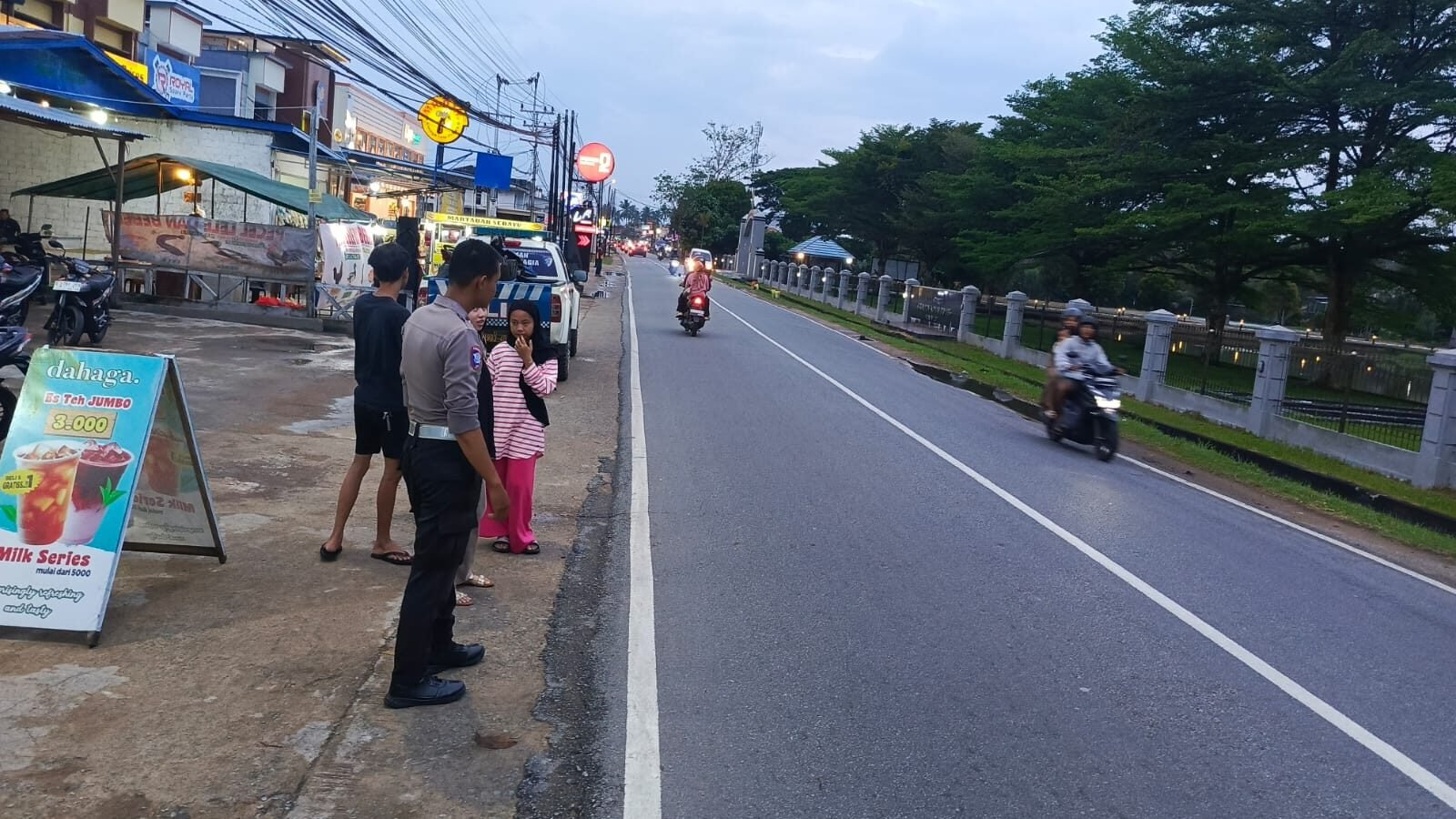 tempat kejadian perkara (TKP) insiden kecelakaan lalu lintas antara sepeda motor dan mobil pikap di Kecamatan Sungai Raya, Kabupaten Kubu Raya.