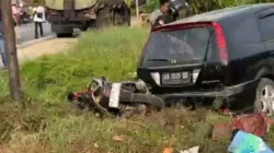 kondisi kendaraan pasca insiden kecelakaan lalu lintas yang melibatkan sebuah mobil dan sepeda motor di Jalan Raya Bakau Besar Laut, Kecamatan Sungai Pinyuh.