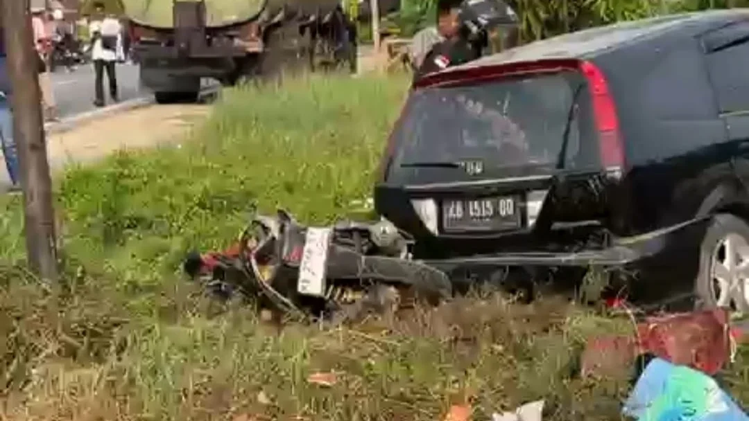 kondisi kendaraan pasca insiden kecelakaan lalu lintas yang melibatkan sebuah mobil dan sepeda motor di Jalan Raya Bakau Besar Laut, Kecamatan Sungai Pinyuh.