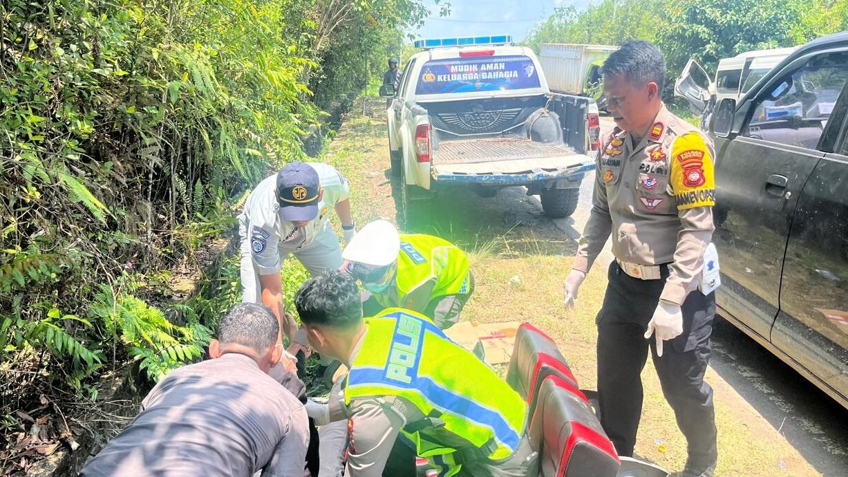 "Empat orang meninggal dunia dalam kecelakaan maut antara minibus dan truk boks di Jalan Trans Kalimantan KM 63 Kubu Raya. Diduga sopir kurang konsentrasi."