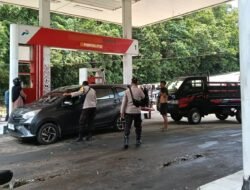 Cegah Penyelewengan BBM, Polsek Gelar Patroli SPBU di Mukok dan Atur Antrean Kendaraan