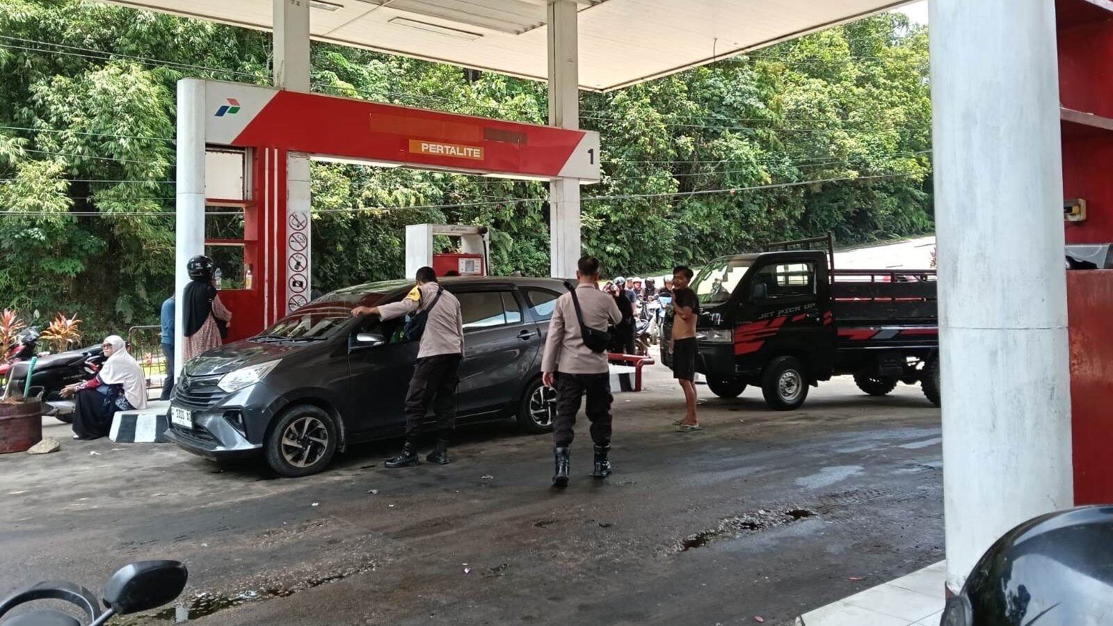 Personel Polsek Mukok melaksanakan pengamanan dan pengaturan lalu lintas saat berpatroli di SPBU 6478511 Kepong Niaga Semuntai, Kabupaten Sanggau, Rabu (26/3/2026).