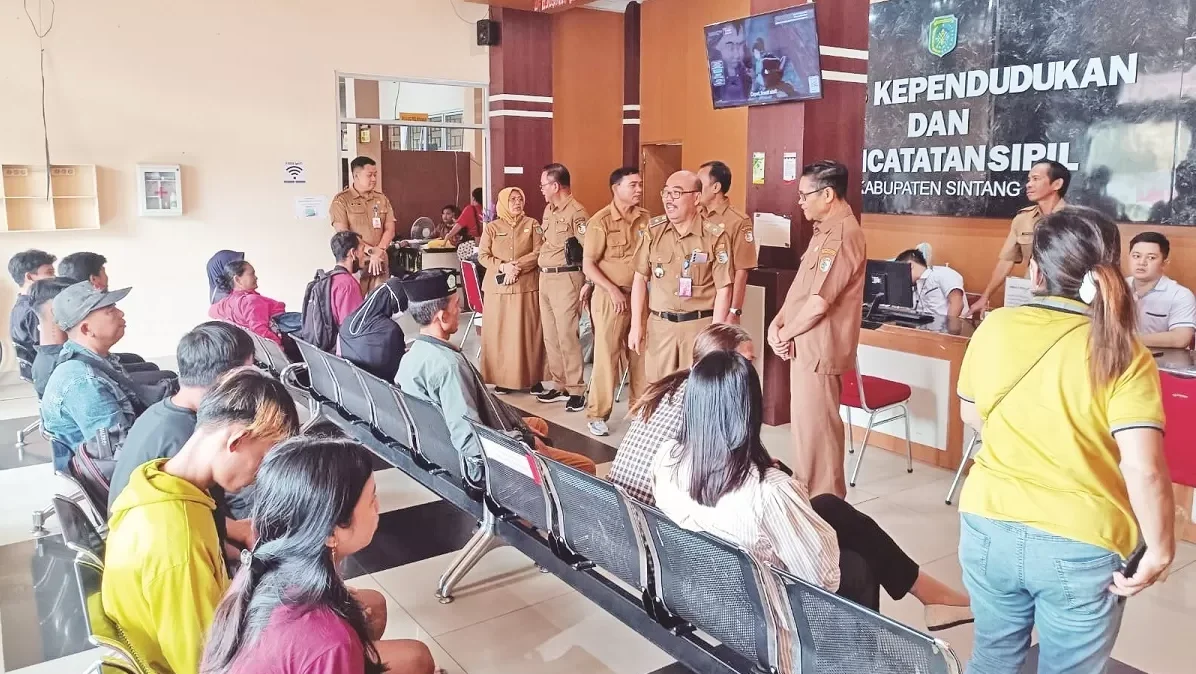 "Hasil sidak Sekda Sintang menunjukkan kehadiran ASN mencapai 99 persen usai libur Lebaran. Pelayanan di MPP, Dukcapil, dan Puskesmas kembali berjalan normal dan dipadati warga."