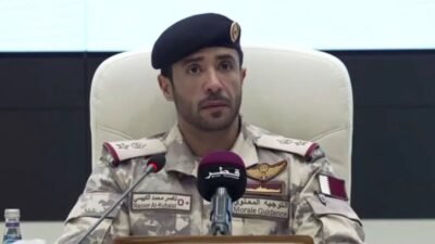 Nasser Al-Kubaisi dari Direktorat Bimbingan Moral Kementerian Pertahanan Qatar memberikan keterangan pers terkait intersepsi serangan udara. (Dok. Ist)