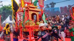 Barisan warga memikul tandu altar persembahan (joli) dalam kemeriahan Festival Cap Go Meh 2026 di Kota Singkawang yang didukung oleh Mowilex. (Dok. HO/Faktakalbar.id)