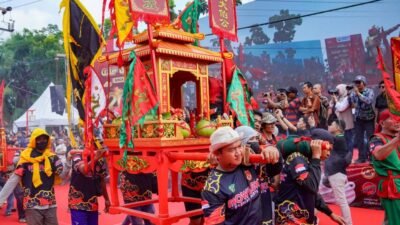 Barisan warga memikul tandu altar persembahan (joli) dalam kemeriahan Festival Cap Go Meh 2026 di Kota Singkawang yang didukung oleh Mowilex. (Dok. HO/Faktakalbar.id)