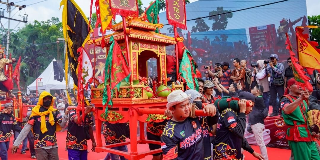 Barisan warga memikul tandu altar persembahan (joli) dalam kemeriahan Festival Cap Go Meh 2026 di Kota Singkawang yang didukung oleh Mowilex. (Dok. HO/Faktakalbar.id)