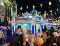 Ribuan Warga Saksikan Kemeriahan Pawai Takbir Mobil Hias di Singkawang