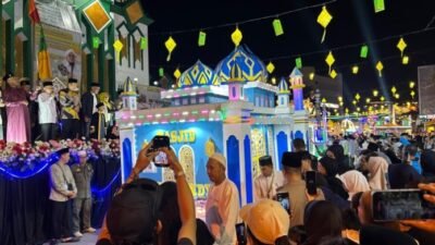 ibuan warga saksikan kemeriahan pawai takbir di Singkawang sambut Idulfitri 1447 H.