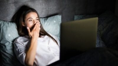 "Mengapa kita suka merasa takut? Temukan alasan psikologis di balik kecanduan menonton film horor, mulai dari lonjakan adrenalin hingga efek katarsis bagi mental."