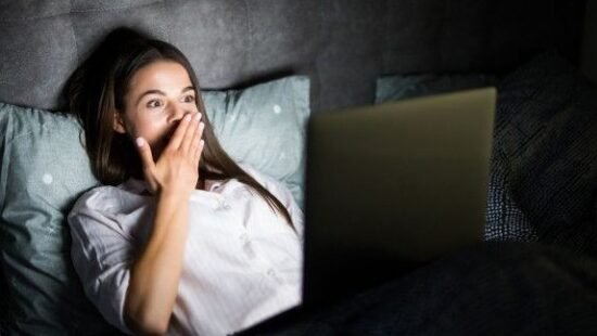 "Mengapa kita suka merasa takut? Temukan alasan psikologis di balik kecanduan menonton film horor, mulai dari lonjakan adrenalin hingga efek katarsis bagi mental."