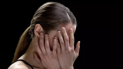 "Merasa kecil saat bertemu orang hebat? Simak penjelasan psikologis di balik rasa insecure dan cara memahaminya agar tetap percaya diri di dunia profesional."