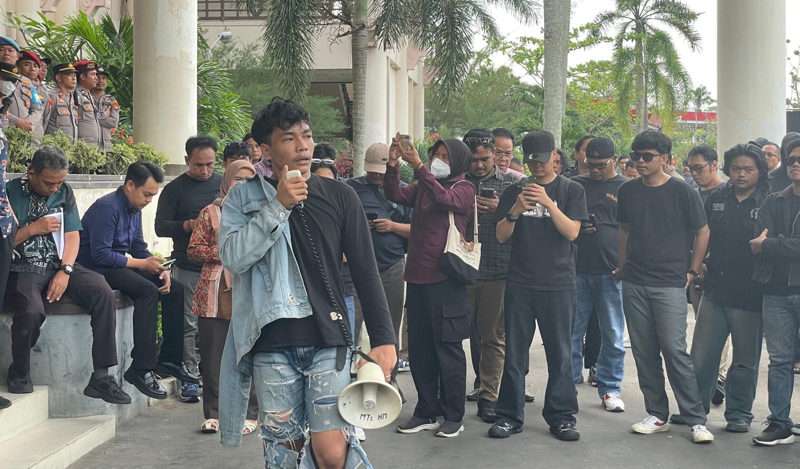 "Simak alasan psikologis dan profesional mengapa mencuri karya foto atau berita memicu kemarahan besar. Hargai hak kepemilikan dan etika jurnalistik di era digital."