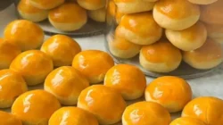 "Mengapa nastar selalu ada saat Idul Fitri? Simak sejarah akulturasi budaya hingga makna filosofis di balik kue kering nanas yang melegenda ini."