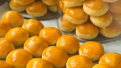 "Mengapa nastar selalu ada saat Idul Fitri? Simak sejarah akulturasi budaya hingga makna filosofis di balik kue kering nanas yang melegenda ini."