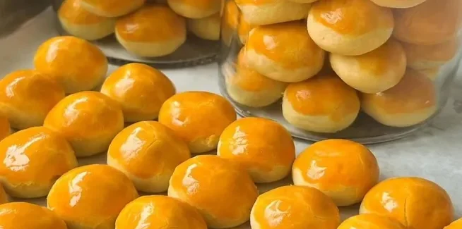 "Mengapa nastar selalu ada saat Idul Fitri? Simak sejarah akulturasi budaya hingga makna filosofis di balik kue kering nanas yang melegenda ini."